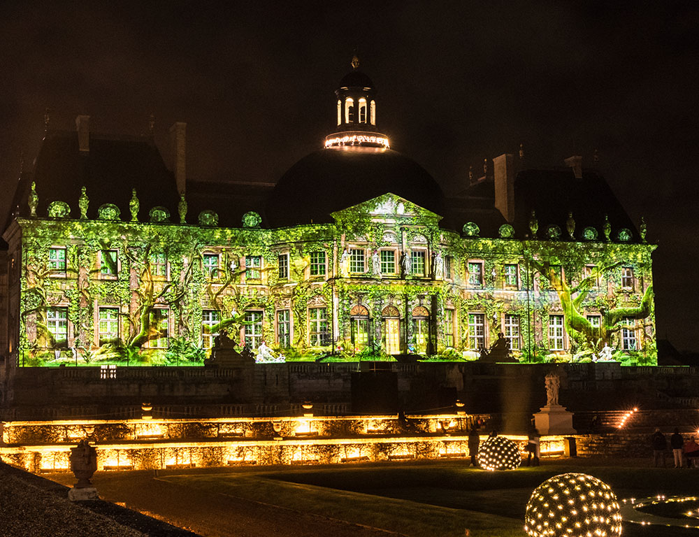 Digital Projection illumine un château français pour Noël