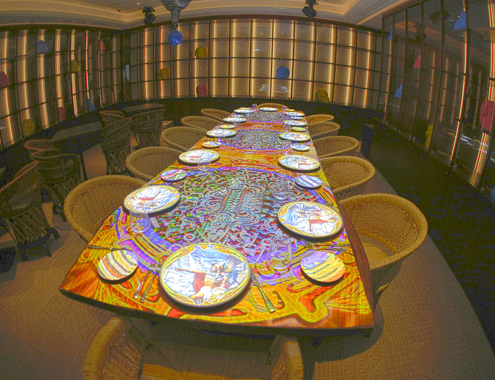 Un spectacle de vidéo mapping sur des tables de restaurants